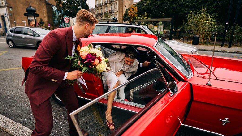 Arrivée à la mairie voiture de collection