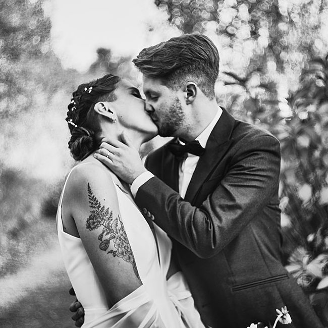 Le baiser artistique en noir et blanc