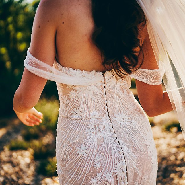 Le dos de la robe de la mariée