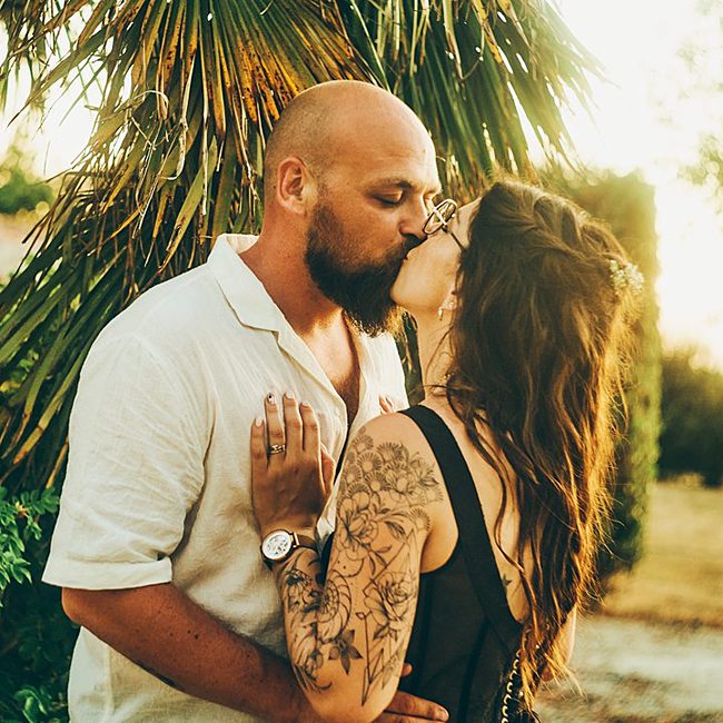 Les mariés s’embrassent sous les palmiers