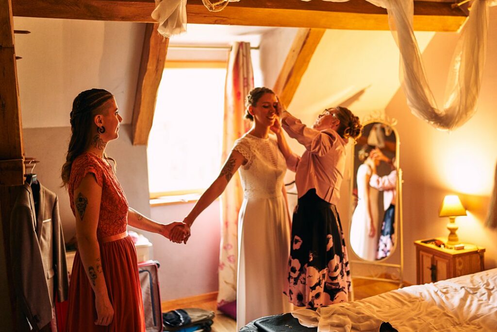 Préparatifs mariée sa maman et sa soeur