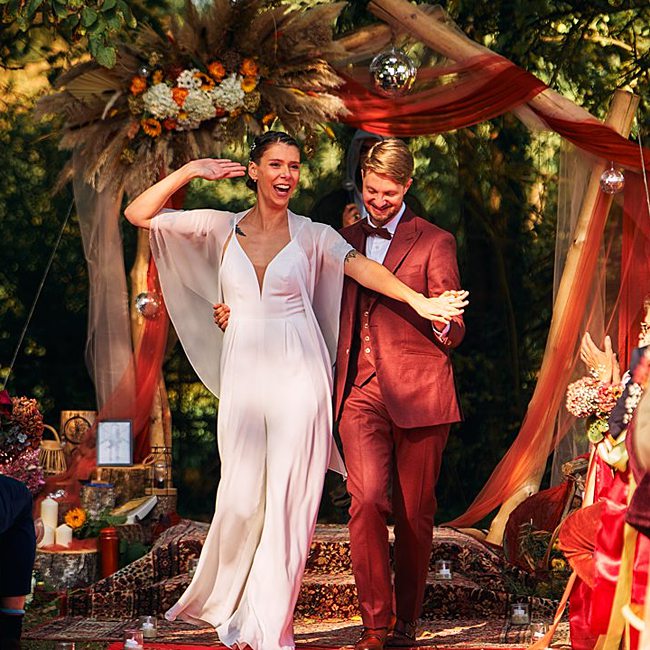 Sortie de cérémonie laïque en dansant