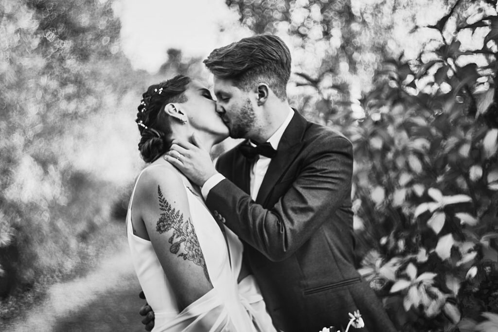 photo artistique noir et blanc couple mariés